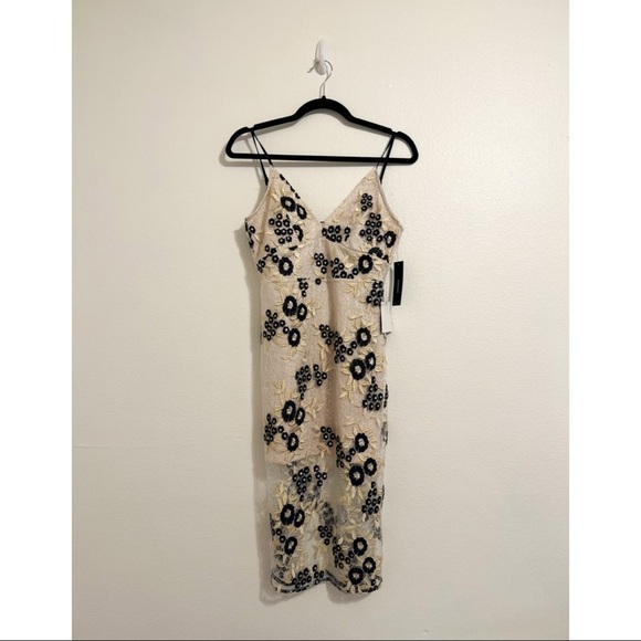 *NWT* LULU'S Corinne Beige and Navy Blue Floral Embroidered Lace-Up Dress - Picture 4 of 6